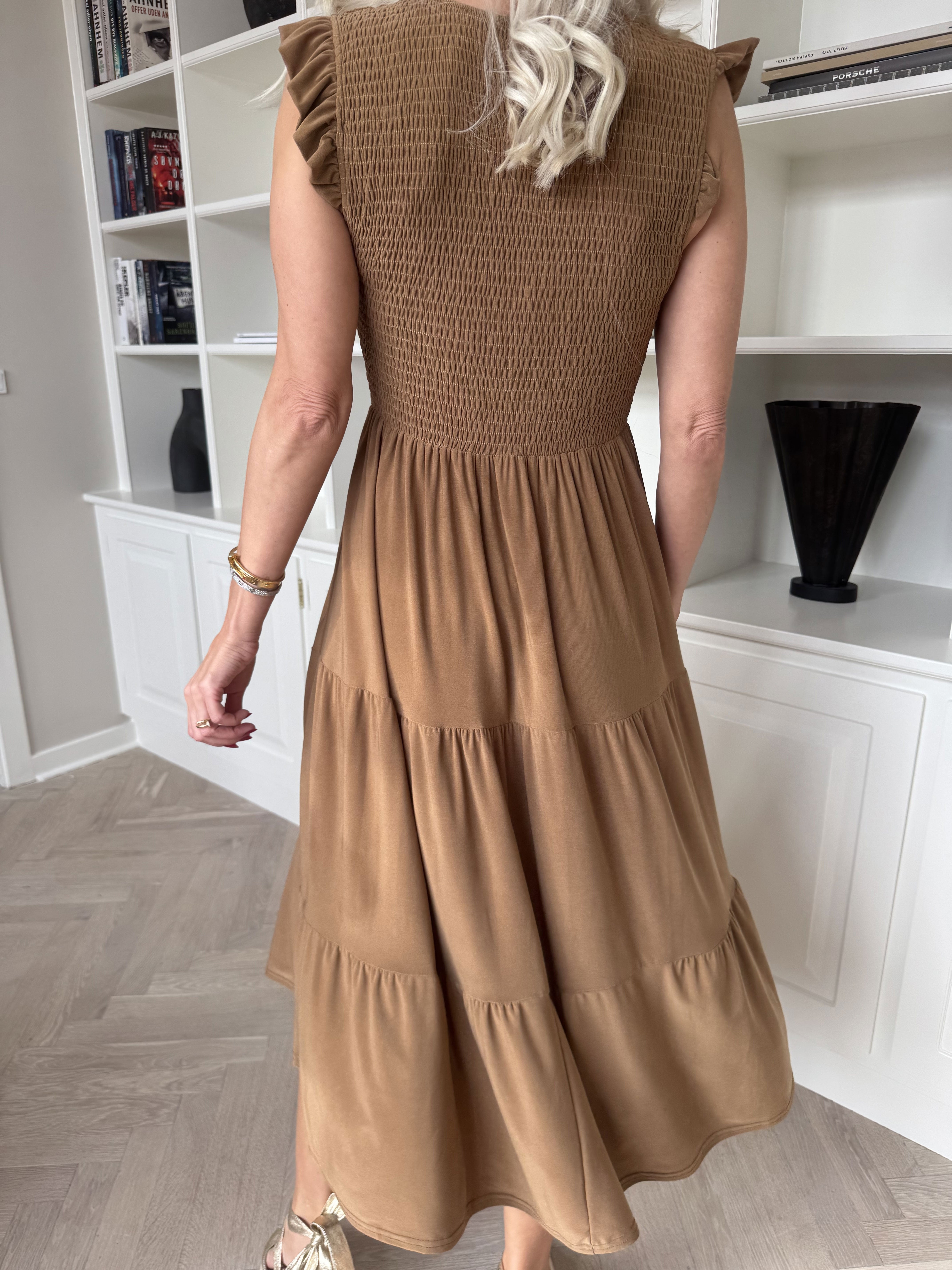 Kelly Sleeveless - Elastisk klänning med smockat bröst